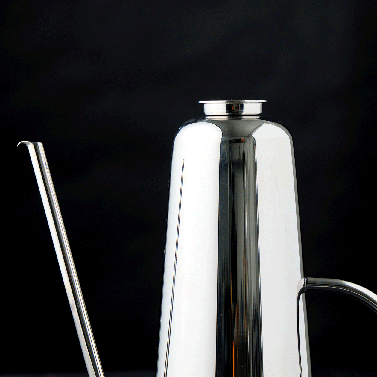 Close-up GIF of Bella Cucina’s stainless steel dripless oil can with gooseneck spout, showcasing sleek design and precise pour functionality.