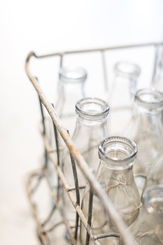 Bella Cucina - Vintage bottle vases in metal container - 